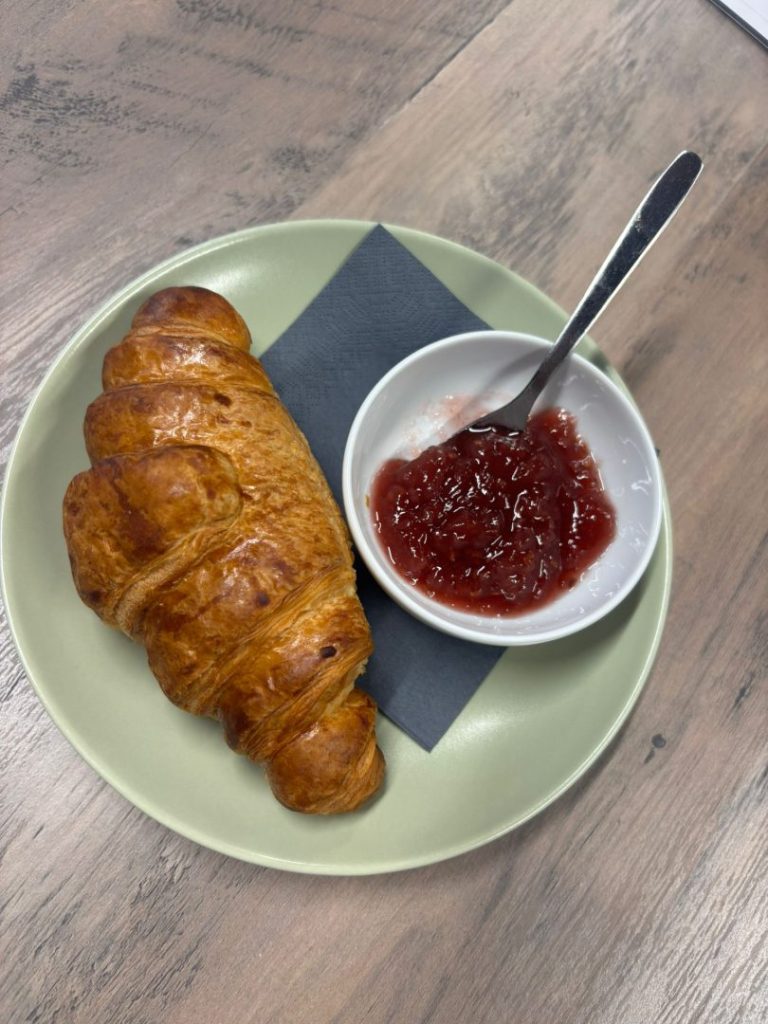 Croissant med Bringebærsyltetøy