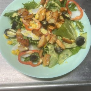 Salat med Kylling og brød